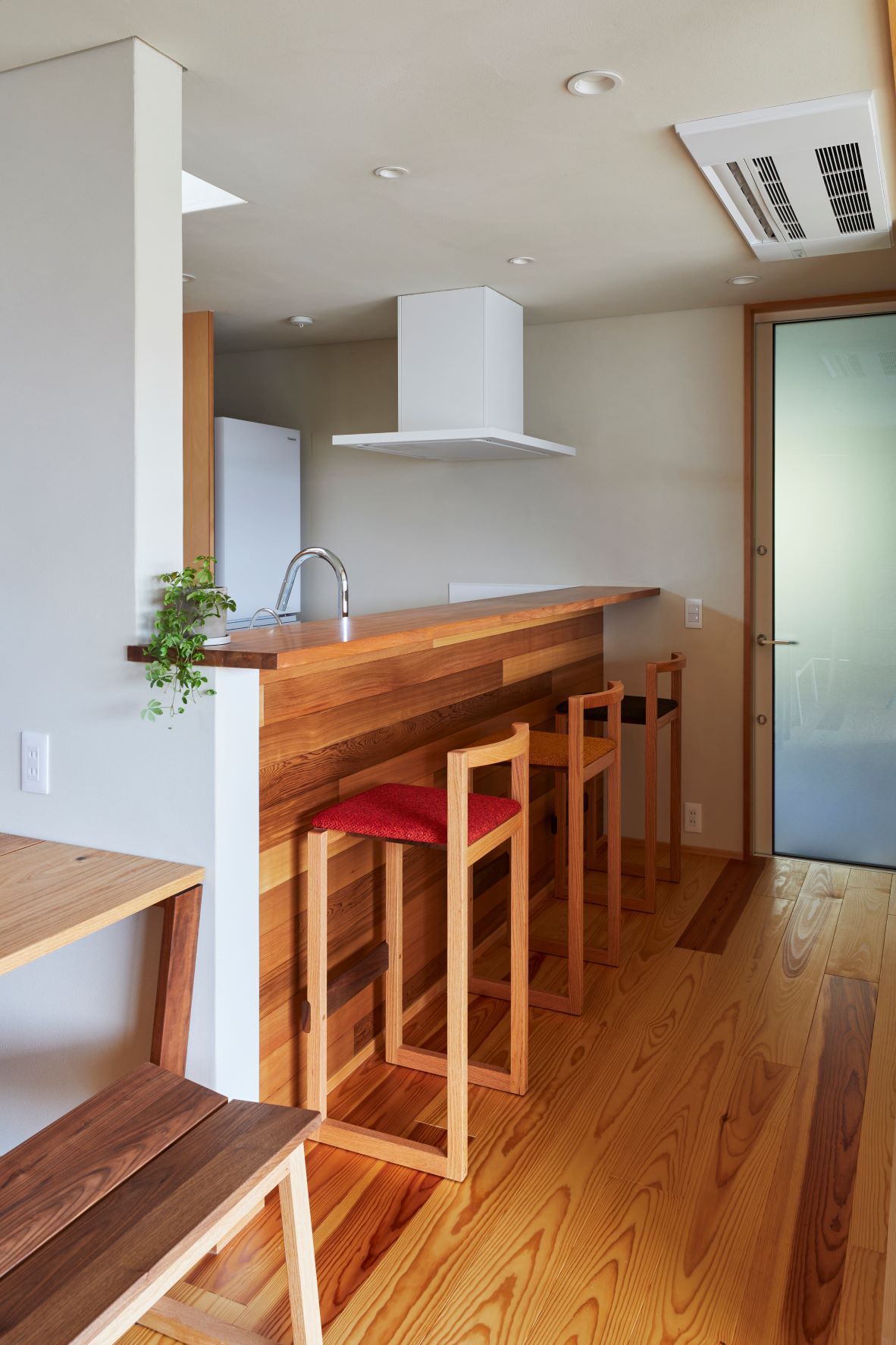 キッチン｜天板にチーク、面材にレッドシダーを使用したキッチンカウンター。