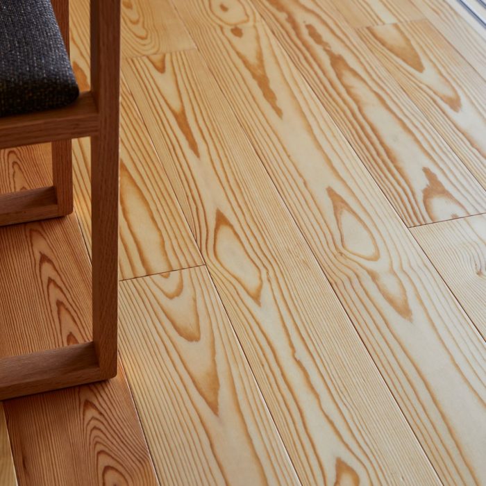 床｜床材には信州アカマツを採用。経年変化で飴色になっていく。