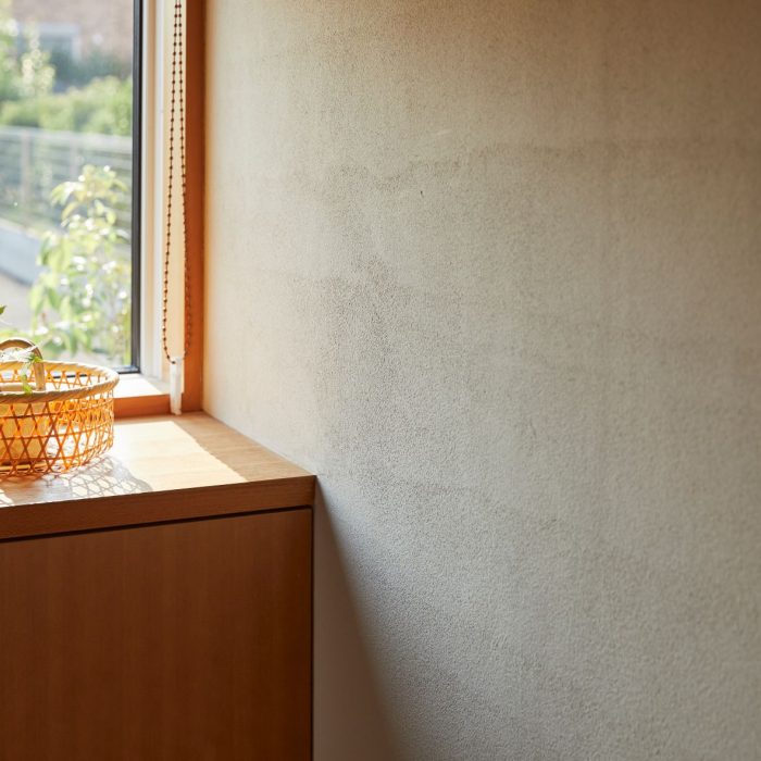 壁｜壁には調質効果や有害物質吸着効果が期待できる塗り壁材（フラッシュクリーン）を採用。