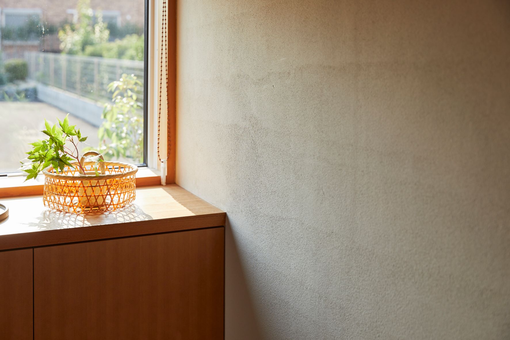 壁｜壁には調質効果や有害物質吸着効果が期待できる塗り壁材（フラッシュクリーン）を採用。