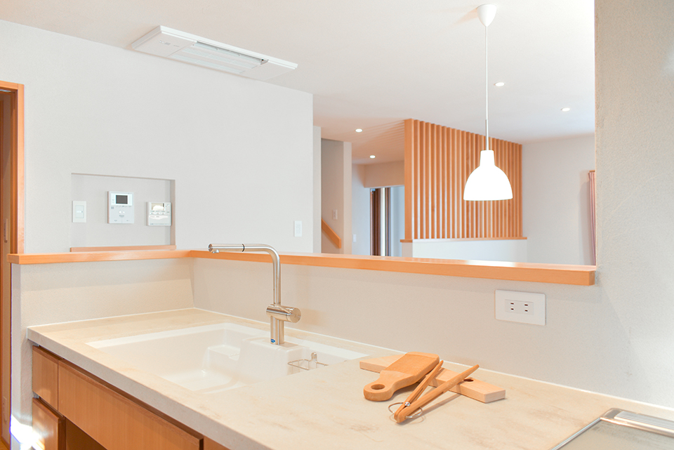 キッチン｜天板は人工大理石を使用。